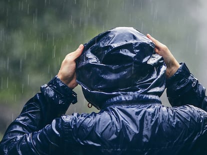 Artículo de EL PAÍS Escaparate sobre una chaqueta Columbia para hombre impermeable rebajada por Black Friday 2025.