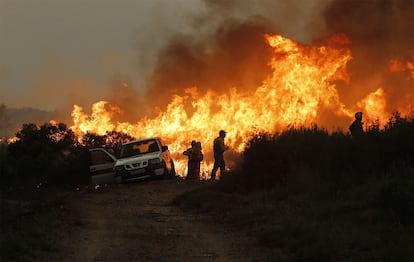 Brigadas forestales intentan frenar el avance del fuego el domingo en La Calderona.