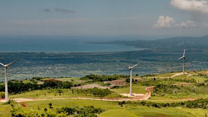 Molinos para la producci&oacute;n de energ&iacute;a e&oacute;lica en Jamaica.