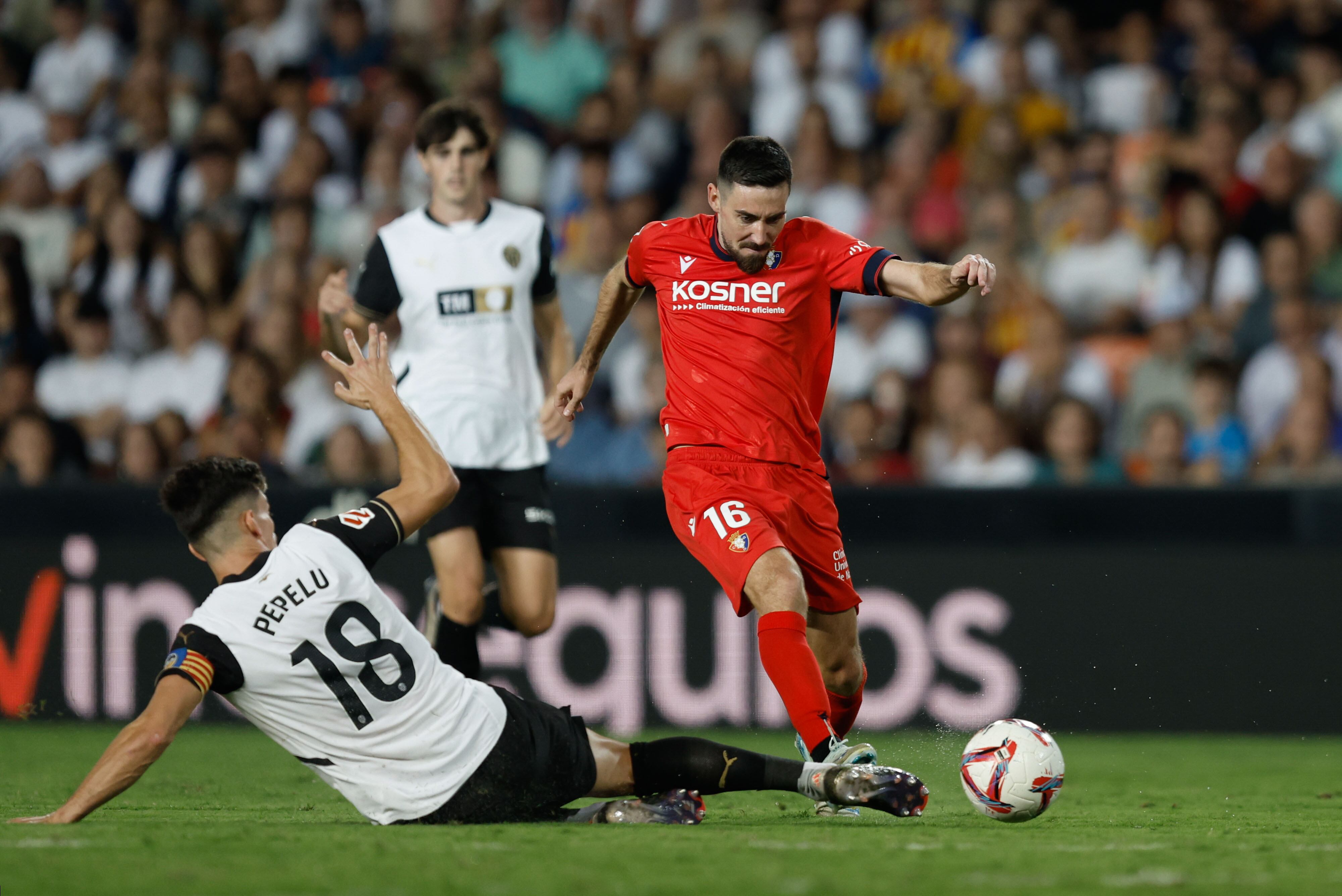 El Valencia apenas inquieta a un Osasuna que brindó por el empate