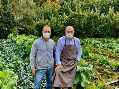 Nelú, hortelano, e Ignacio Echapresto, cocinero, en la huerta de Venta Moncalvillo. J.C. CAPEL