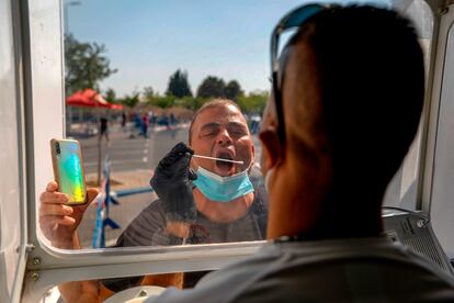 Un sanitario toma una muestra para una prueba de covid-19, el lunes en Jerusalén.