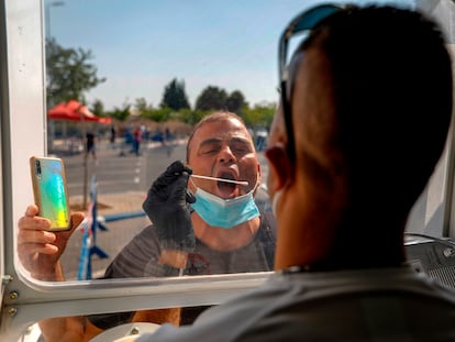 Un sanitario toma una muestra para una prueba de covid-19, el lunes en Jerusalén.