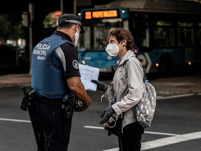 Controles de la Policía Local de Madrid en Puente de Vallecas durante el confinamiento.