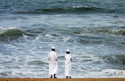 Dos niños musulmanes frente al mar en Colombo (Sri Lanka).