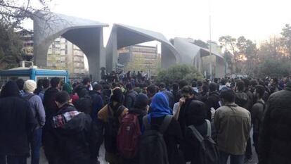 Estudiantes protestan frente a la Universidad de Teherán.