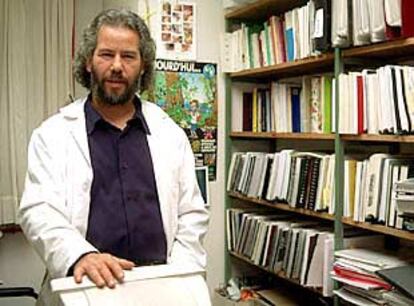 Abderramán Merzouki, en un departamento de Farmacia de la Universidad de Granada.