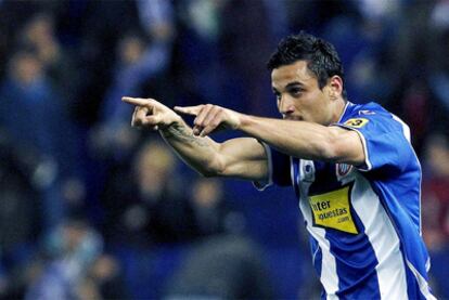 Osvaldo celebra su tanto ante el Sevilla.