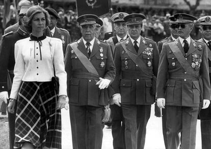 La reina Sofía junto a Nicolás Cotoner, Sabino Fernández Campo y José Gabeiras ( i- d) , en la jura de bandera como soldados reales de 15 infantes de marina de la compañía del Mar Océano.