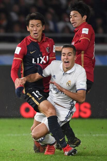 El jugador extremo derecho del Real Madrid Lucas Vázquez (centro) cae al suelo durante una jugada.