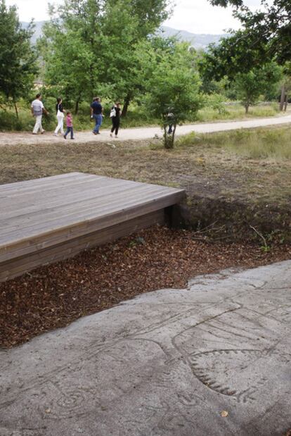 Parque Arqueolóxico de Arte Rupestre de Campo Lameiro, con el petroglifo Laxe dos Cabalos en primer término.