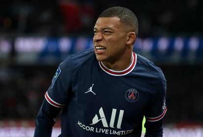 Kylian Mbappé durante un partido del PSG contra el Saint - Etienne en la liga francesa.