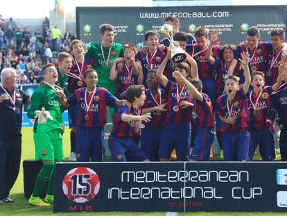 L'equip infantil del Barça celebra el títol aconseguit en el MIC.