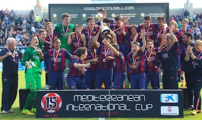 L'equip infantil del Barça celebra el títol aconseguit en el MIC.