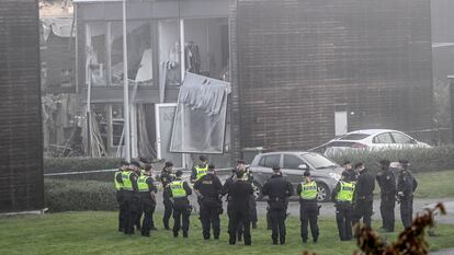 Agentes de policía frente a un edificio dañado tras una fuerte explosión en el área residencial de Storvreta, a las afueras de Uppsala (Suecia), el 28 de septiembre.