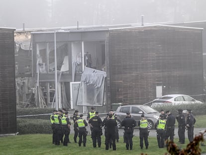 Agentes de policía frente a un edificio dañado tras una fuerte explosión en el área residencial de Storvreta, a las afueras de Uppsala (Suecia), el 28 de septiembre.