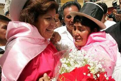 La candidata Lourdes Flores (izquierda) recibe el saludo de una mujer andina el sábado en Ayacucho.