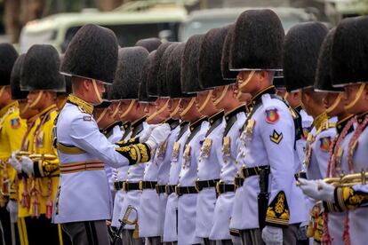 Se trata de la décima de la dinastía Chakri, que reina desde finales del siglo XVIII; la última, en 1950, fue la de Bhumibol, padre de Vajiralongkorn y venerado por su afán unificador en una nación profundamente dividida entre la Tailandia rural, partidaria del opositor Pheu Thai —“los camisas rojas”—, y los urbanitas o “camisas amarillas”, respaldados por el Ejército y la Casa Real. En la imagen, la Guardia Real se prepara para el desfile frente al Gran Palacio.