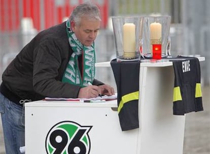 Aficionados del Hannover rinden homenaje a Enke.