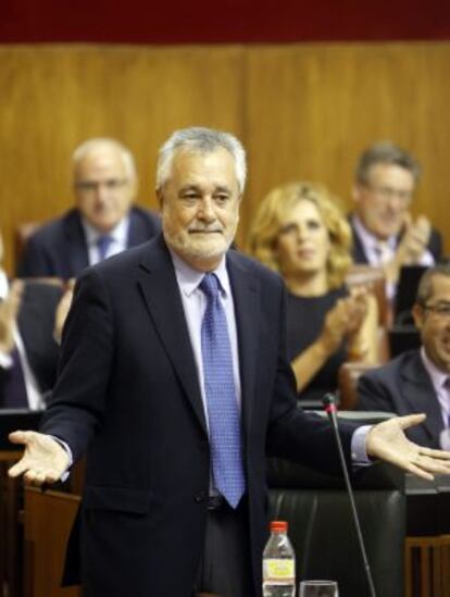 Griñán, en un momento de la sesión plenaria de ayer.