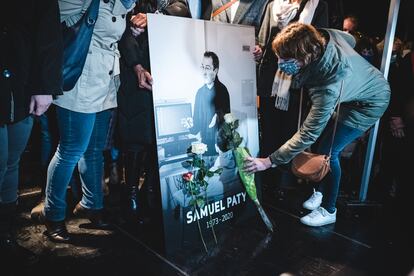 Varias personas rendan homenaje a Samuel Paty frente al colegio Bois d'Aulne, en el municipio de Conflans-Sainte-Honorine, cercano a Pars, el 20 de octubre de 2020.