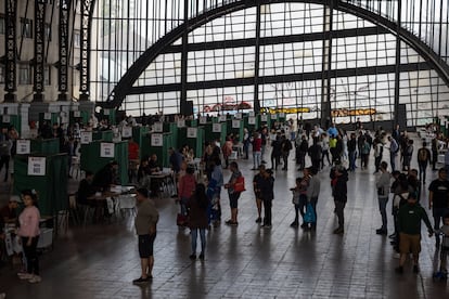 Ciudadanos acuden a un centro de votación en las primeras horas de este domingo.