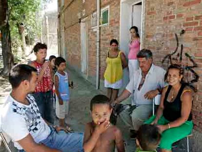 La familia Muñoz, en los restos del Alto del Arenal.