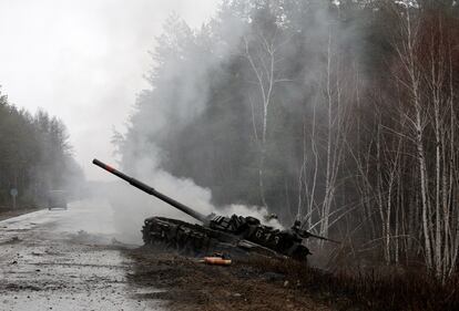 Un tanque ruso destruido por las fuerzas de Ucrania en la región de Lugansk, el sábado.