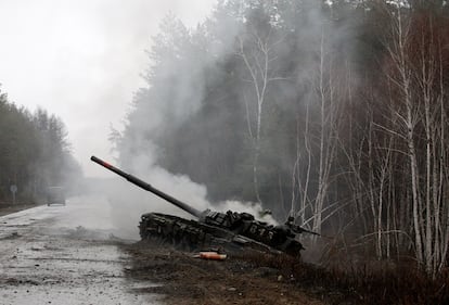 Un tanque ruso destruido por las fuerzas de Ucrania en la región de Lugansk, el sábado.