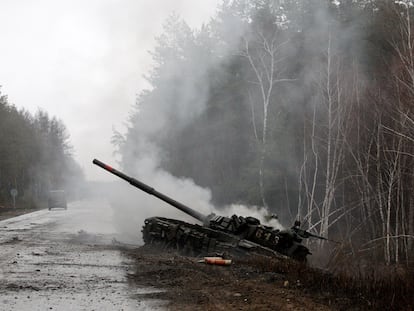 Un tanque ruso destruido por las fuerzas de Ucrania en la región de Lugansk, el sábado.