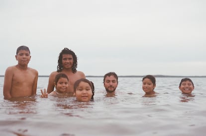 El director Bruno Santamaría (centro), con los niños de El Roblito, en la grabación de 'Cosas que no hacemos'.