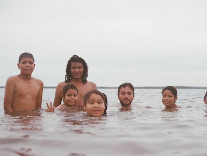 El director Bruno Santamaría (centro), con los niños de El Roblito, en la grabación de 'Cosas que no hacemos'.