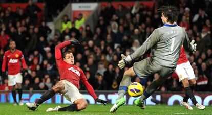 Chicharito anota ante Krul y en el último minuto el gol de la remontada del United.