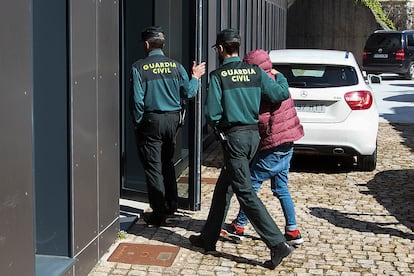 La mujer detenida por incendiar de madrugada decenas de coches en Tui (Pontevedra), a su llegada a los juzgados, este martes.