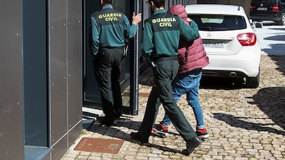 La mujer detenida por incendiar de madrugada decenas de coches en Tui (Pontevedra), a su llegada a los juzgados, este martes.