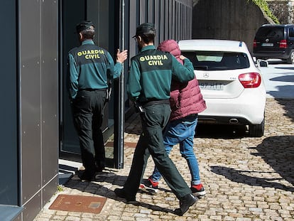 La mujer detenida por incendiar de madrugada decenas de coches en Tui (Pontevedra), a su llegada a los juzgados, este martes.
