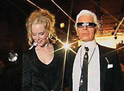 El diseñador alemán, con Nicole Kidman en una imagen de <i>Lagerfeld confidentiel.</i>