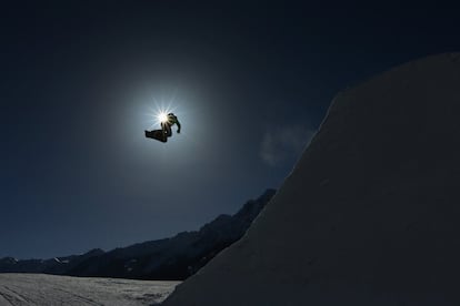 Silueta de un deportista durante la sesión de entrenamiento de Snowboard Slopestyle en el Parque de Rosa Khutor.