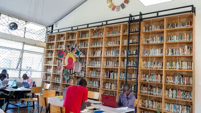 Usuarios de la biblioteca de Eastlands de Nairobi, reformada por el colectivo Book Bunk.