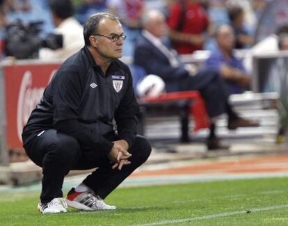 Marcelo Bielsa medita sobre el césped del Vicente Calderón el pasado lunes. 