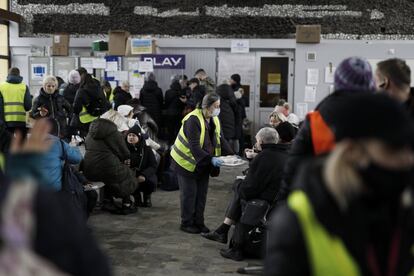 Voluntarios desplegados en la estación de Dworzec, en la ciudad polaca de Lublin, reciben con comida a los refugiados. Prácticamente todos los ucranios que han recalado en Polonia huyendo de la guerra tienen un techo donde cobijarse, gracias sobre todo a familiares, amigos, ONG, voluntarios, empresas y autoridades polacas, que se han apresurado a habilitar centros de alojamiento, organizar la acogida temporal por familias, difundir información en ucranio e inglés, y dar consejo legal y apoyo psicológico, entre otras necesidades.