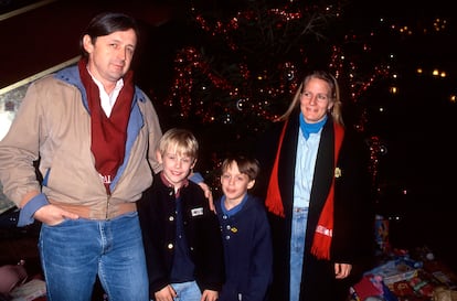 Kieran Culkin (el más pequeño) posa en París con su hermano Macaulay, su madre, Patricia Bretnup, y su padre, Christopher 'Kit' Culkin, en las navidades de 1990.