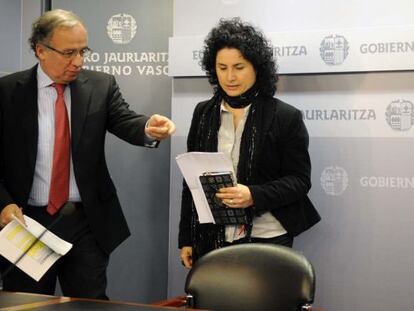 Guillermo Echenique, ayer junto a la directora de la Fundación Museo de la Paz de Gernika, Iratxe Momoitio.