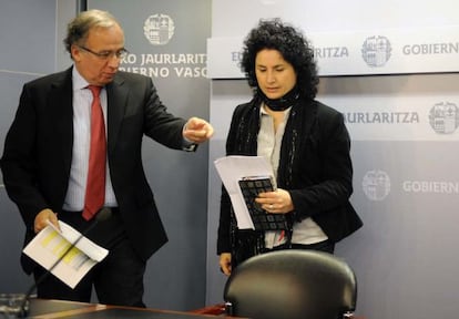 Guillermo Echenique, ayer junto a la directora de la Fundación Museo de la Paz de Gernika, Iratxe Momoitio.