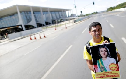 Um homem mostra uma foto da presidente do STF, Cármen Lucia, para apoiá-la como candidata à presidência.