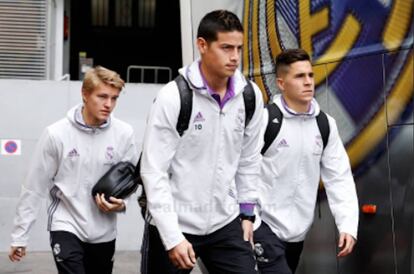 Odegaard, James y Tejero, junto al autobús del Madrid.