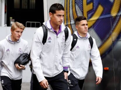 Odegaard, James y Tejero, junto al autobús del Madrid.