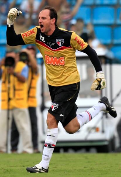 El meta del Sao Paulo celebra el gol número 100 de su carrera.