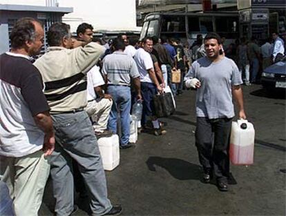 Decenas de venezolanos hacen cola en una estacin de servicio para comprar gasolina, ayer en Caracas.