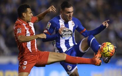 Lucas, derecha, pugna por el bal&oacute;n con Kolodziejczak.